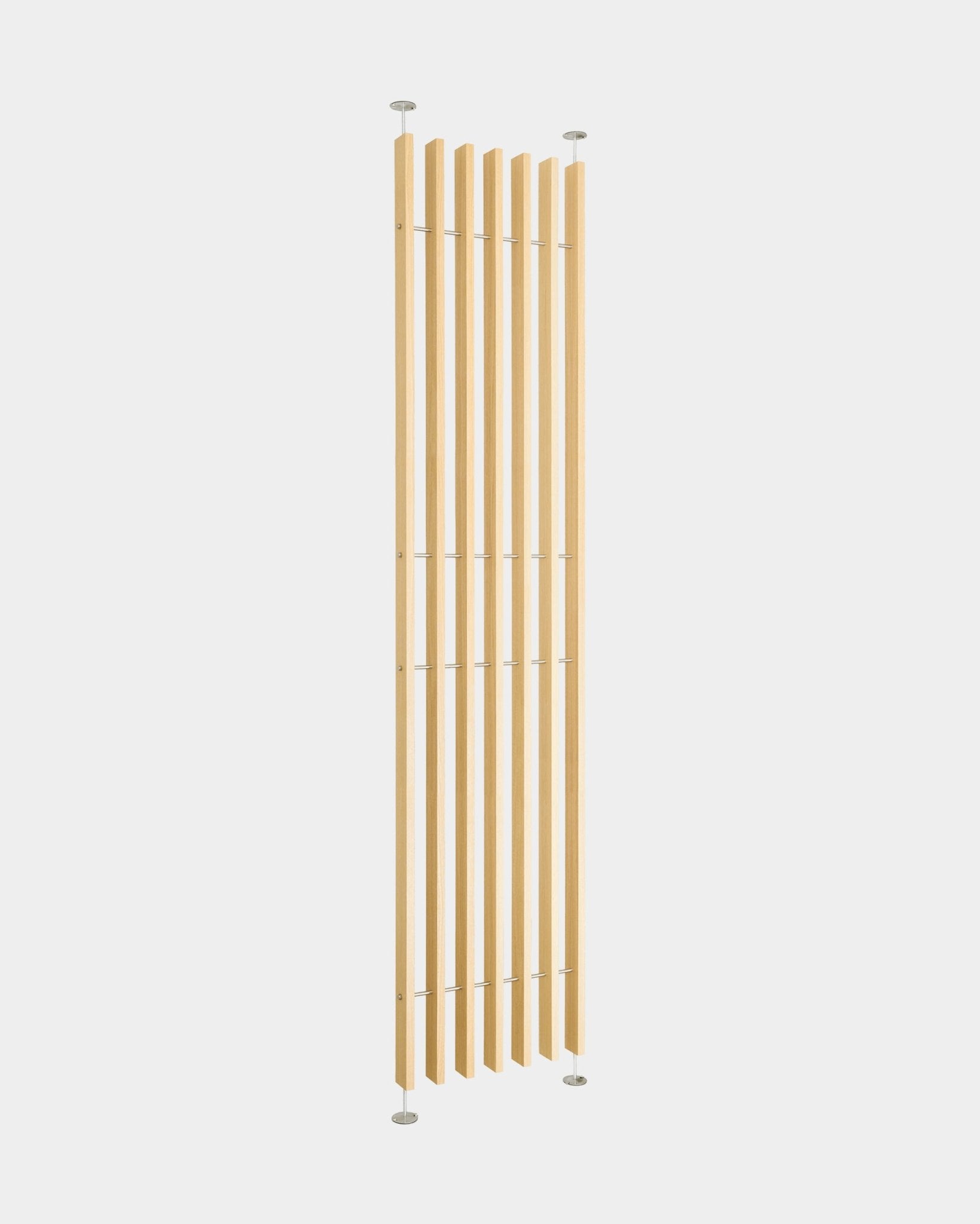 EMBRACE Raumteiler BM1 von WoodUpp (286–302 cm) mit hohen Lamellen aus Eichenfurnier und schlanken Metallstangen für eine einfache Montage ohne Bohren; nordisch-minimalistisches Design.